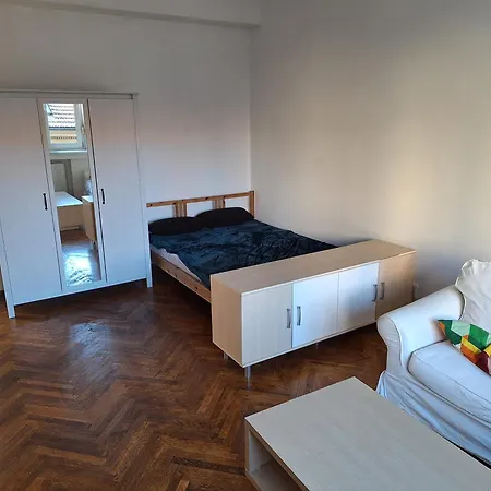 Large Flat With Two Bedrooms In The Old Town *